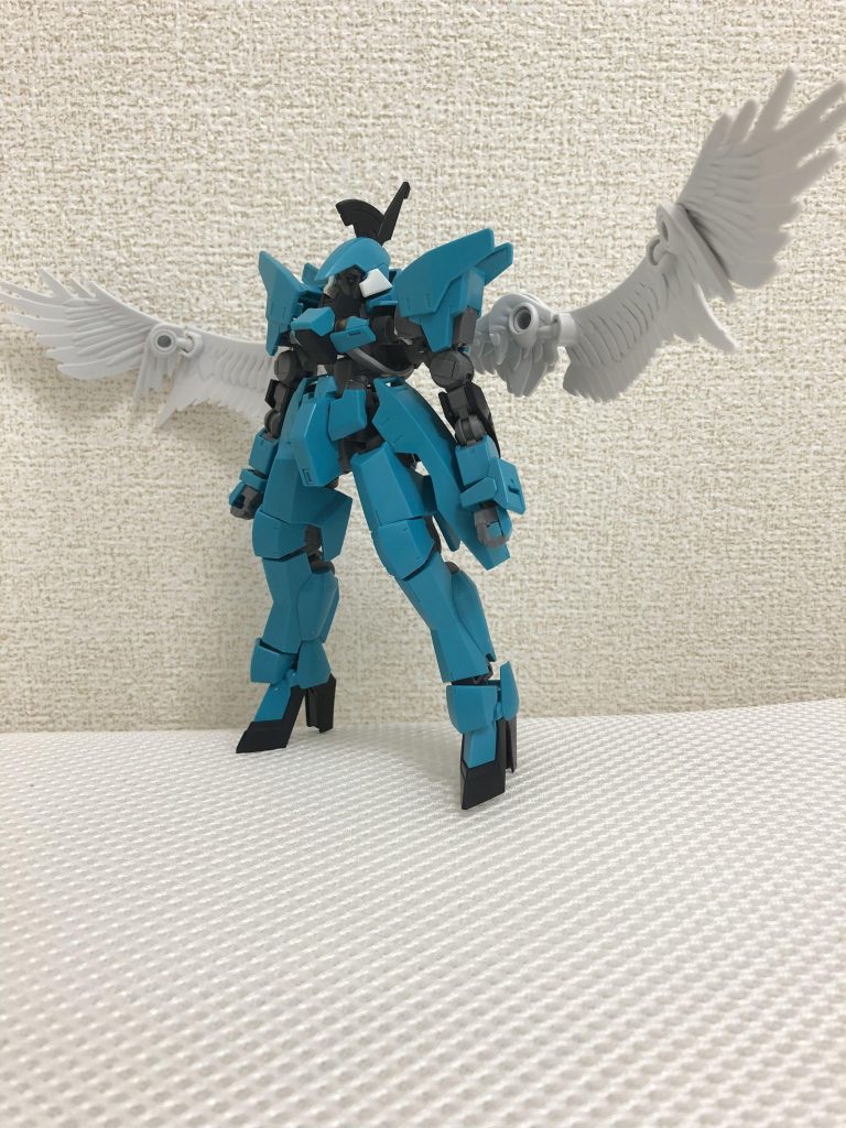 形はほぼグレイズのままです。肩装甲がサイドスカートに無改造で接続出来ました。