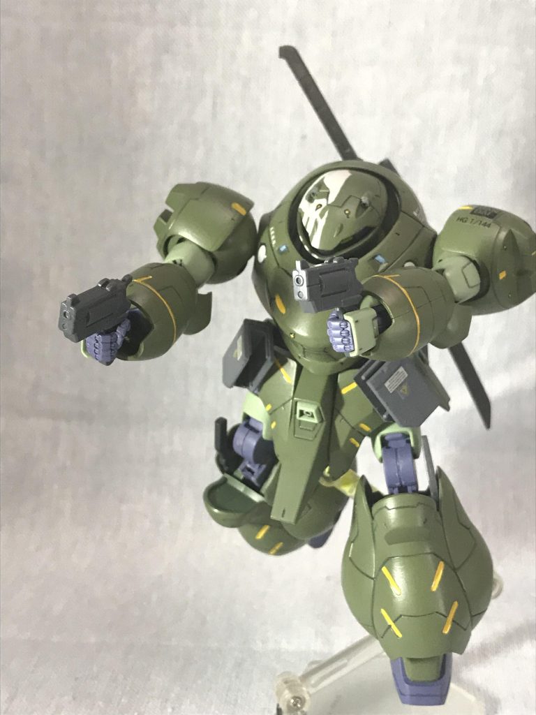 クロスドローなホルスター位置ですがこの胸厚では多分抜けないでしょう。