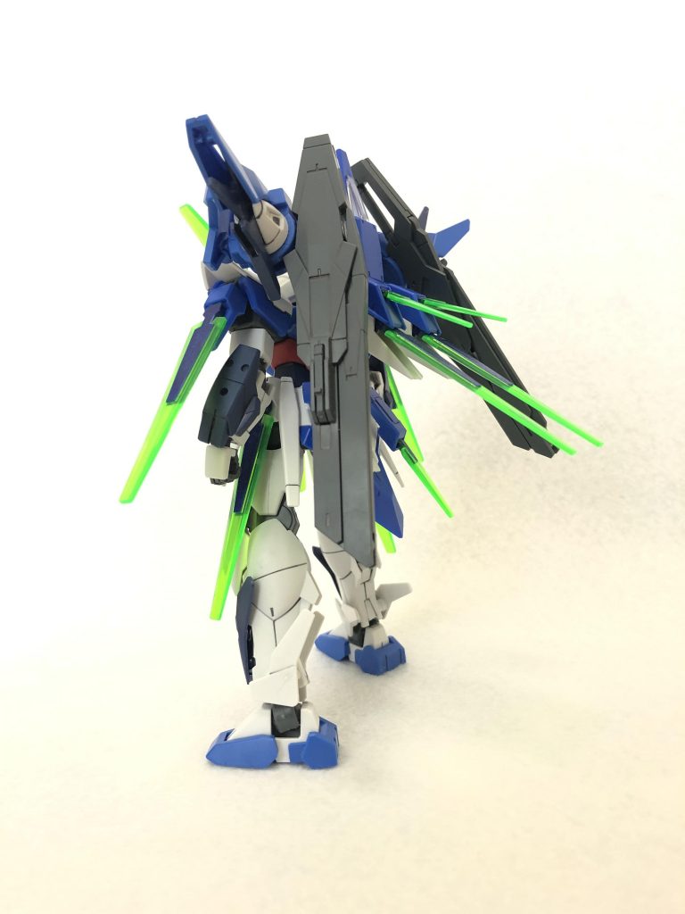 リア。ダブルオースカイのバックパック中央に3mm穴があるので、そこに余った股関節パーツを接着。左右のピンに、AGEーFXのコアファイターのスラスターを接続。
さらに、バックパック上部の突起を削って細くし、そこにコアファイターの機首を差し込んで接着しました。
腰アーマーには、AGEーFXの手甲を接着。これで全てのソードビットが装備可能になりました。