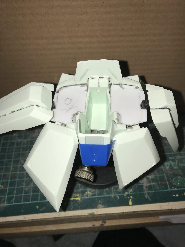 本来は上半身と下半身は一体成型で2パーツで出来てます。
ウエストをカットして上半身、ウエスト、腰に分けてサイドアーマーはウエストに付いてたのを腰に変えてついでに可動するようにしてます。
フロントアーマーは右は純正左は加工後で可動域を上げます。