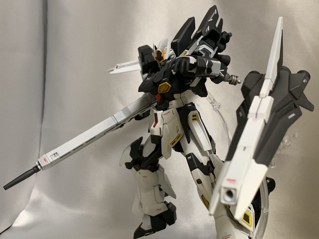 シールドブースターはアームドアーマーDEを参考に製作された物で、機体の機動性をより高める物として搭載されている。先端にはメガ粒子砲が内蔵されている。こちらも試作品のワンオフである。
サイコミュ制御も可能だそうだが、パイロットのニュータイプ能力はそこまで高くない事に加えてパイロットへの負荷が激しい事から、滅多に使用せず、仮に使用しても長時間の稼働は不可能である。