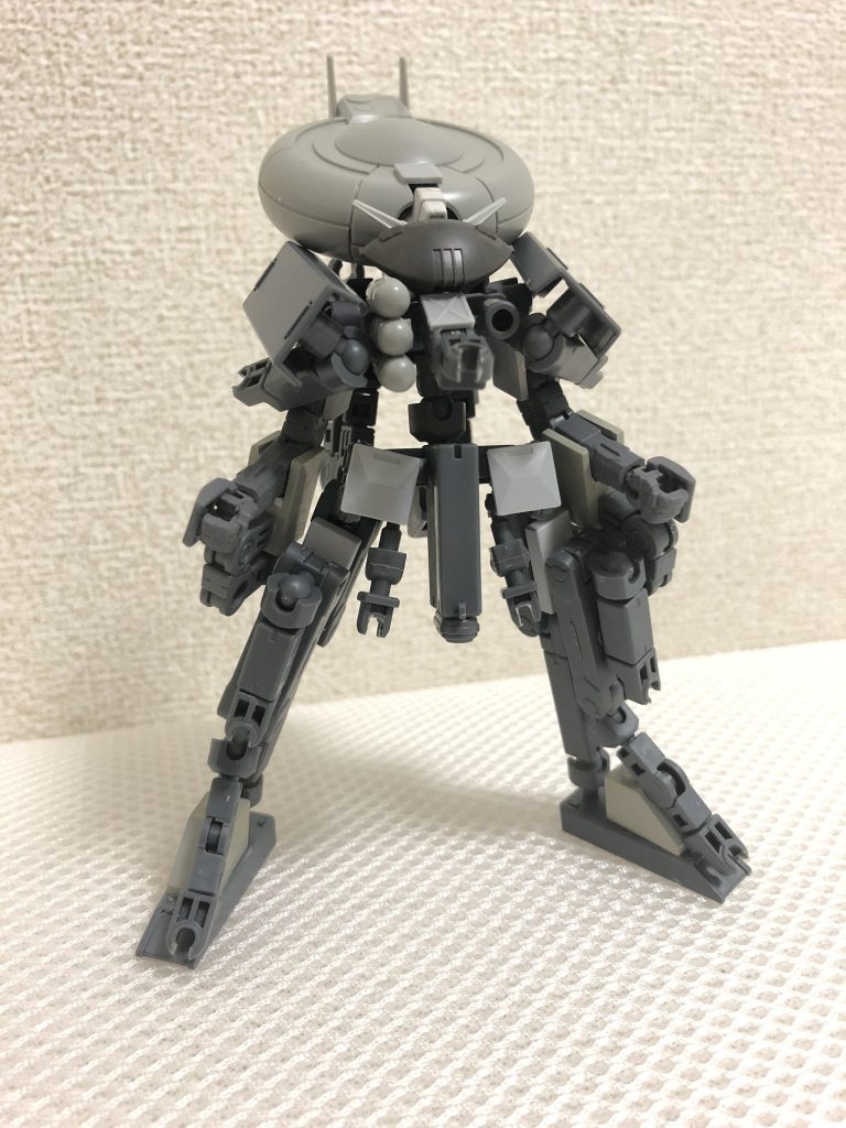 塗装前。これはこれで格好いいです。この時はまだ頭部が上下逆になっていません。肩アーマーの配置も微妙に違いますし、脚にプラ板製の装甲もありません。