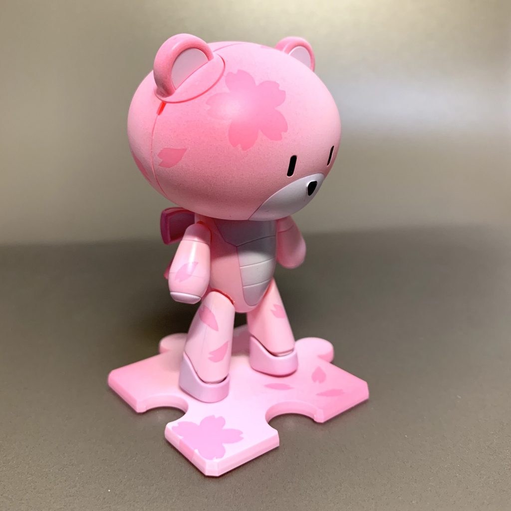 前方カット塗装についてはフューチャーピンクプチッガイにマスキングをして、ホワイトを吹いただけです。あとは雰囲気で濃い色のピンクをグラデーション風に吹いています。