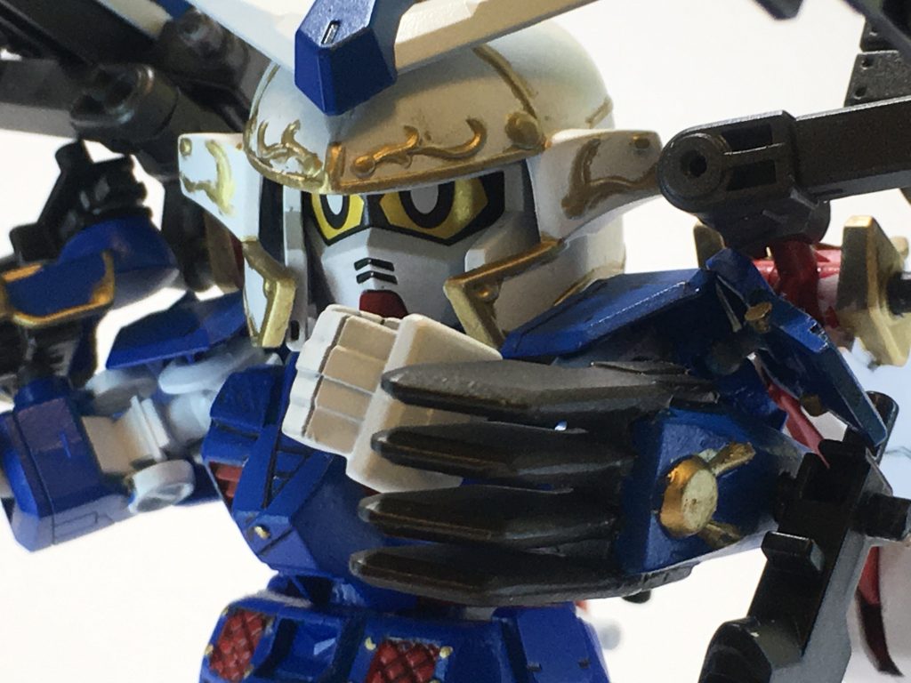 左腕にはカギ爪