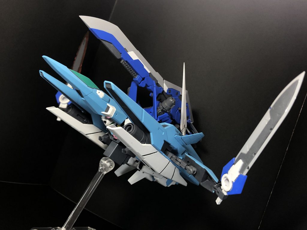 サブアームを駆使することで、飛行しながらの格闘戦も可能。