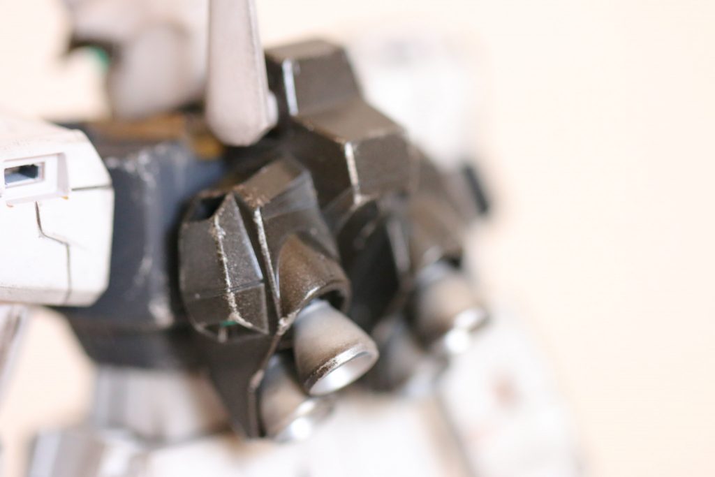 【バックパック】
こちらは対して何もしていません。後悔しているのは、ブースターの中を塗装すれば良かったかなぁ、というくらいでしょうか。あと、アンテナの色はちょっと迷いましたが、ボディと同じホワイトで統一しました。