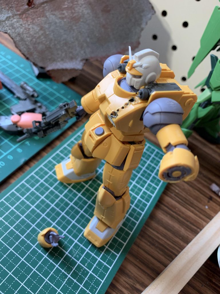 ガンキャノンをウェザリングする前。胸部の穴は線香を使ってあけました。