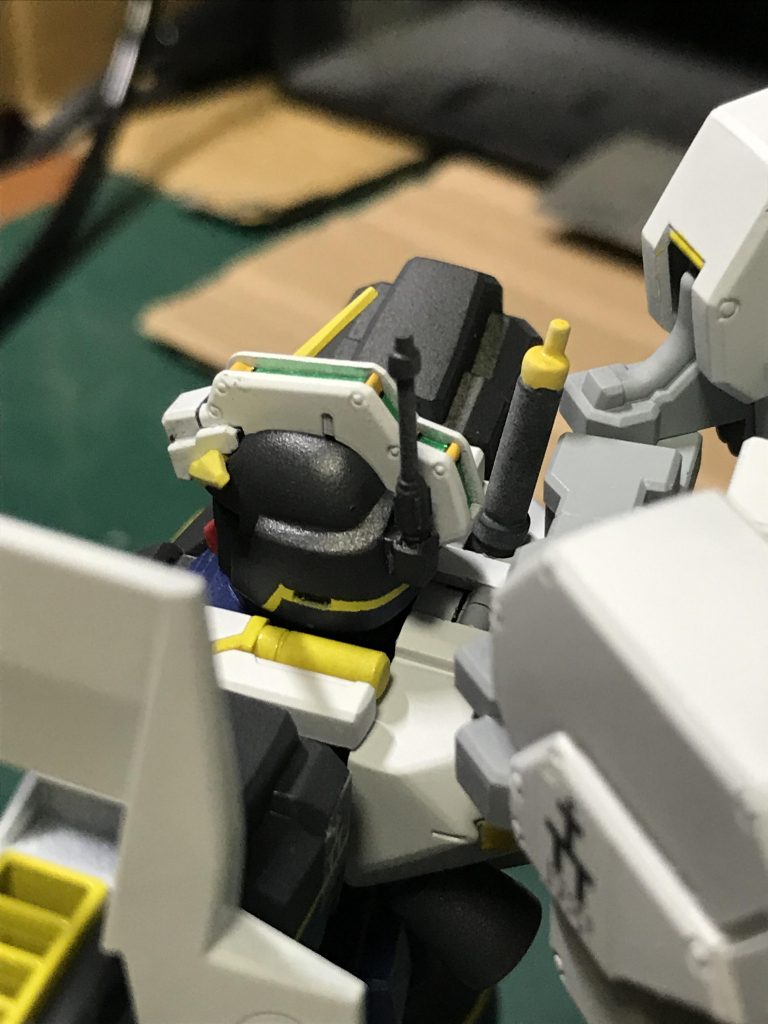 後頭部のアンテナロッド、作成中にばきっと折れたのでプラ棒組み合わせて新造しました。
結果的にディテールアップ。