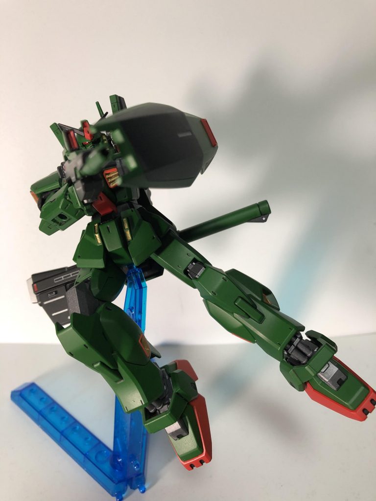 何とか両手でビームライフルを持たせることが出来ました!