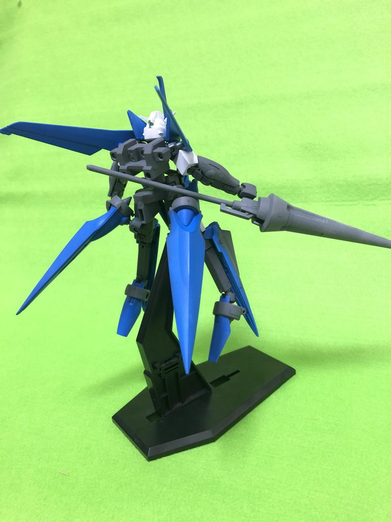 背面。GNドライヴは腰のバインダー、踵部分に搭載されています。
余談ですが、撮影中に胸部、バックパック、フロントアーマーが破損。強化補修しました。プラ棒を通し、強度を向上させました。