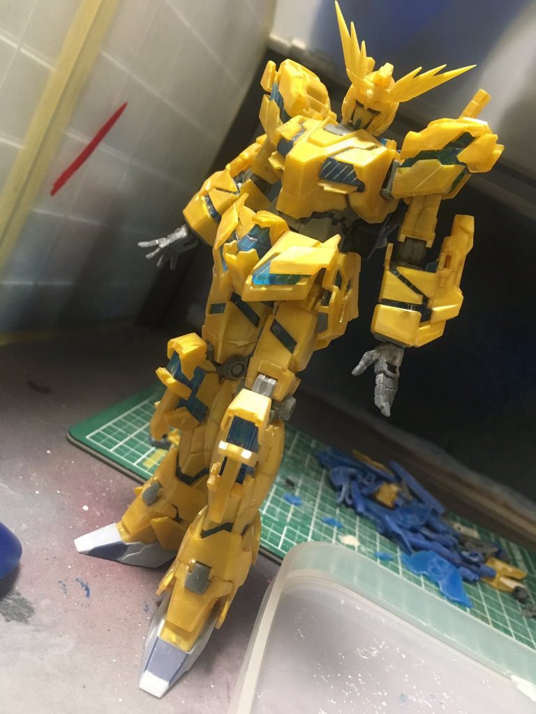 本体、ほぼ手を加えていませんが、他キットからの指パーツ流用と、つま先の延長で、女性的な雰囲気が出る様にしたつもりです。