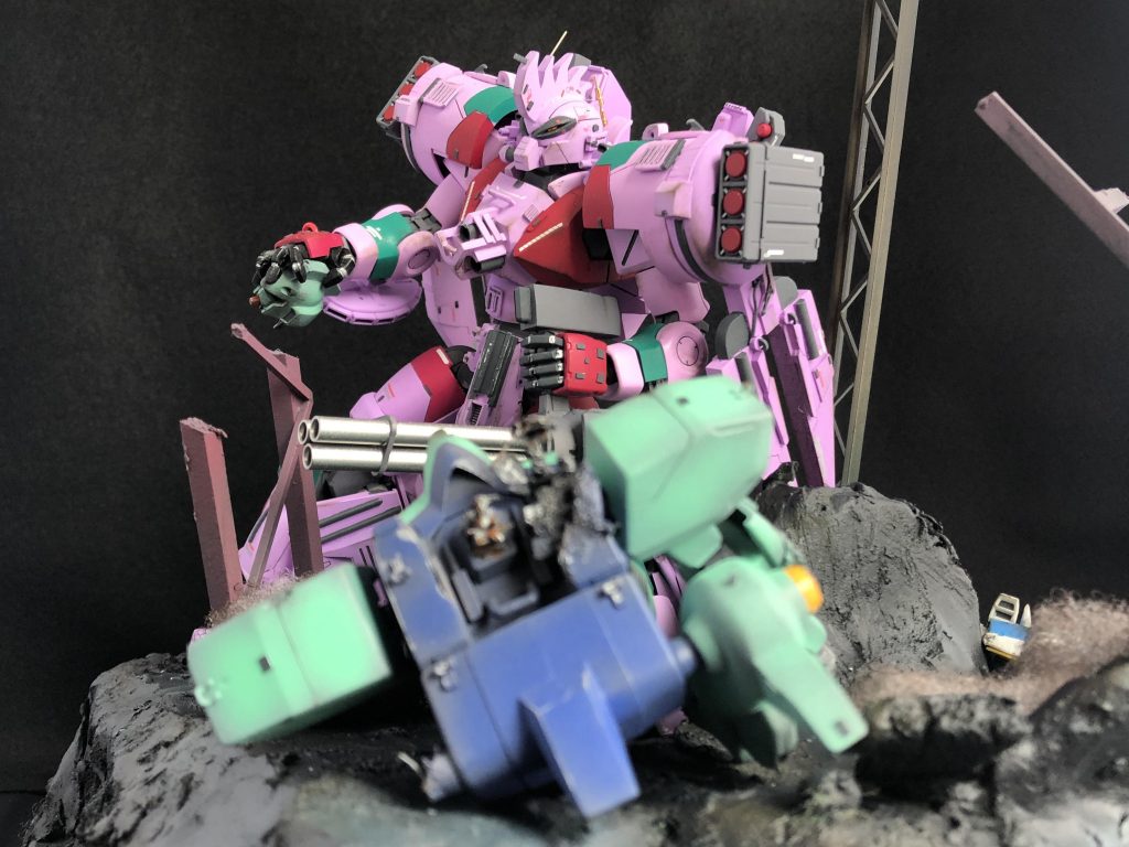 ガンブラスター側から。
非常に悪そうな顔をしたMSが大破したガンブラスターの頭部を握り締めてるの、まるで狩りを成し遂げた獣のようで好きなのです。
ちなみに奥のコアファイターはバルカン食らって穴だらけ(コックピットに直撃、ガラスは赤く染まってます)なので、機会があれば見て下さい(他力本願