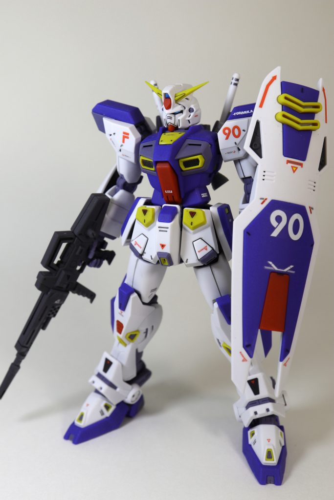 基本の立ち姿。
F90は装備がビームライフルとビームサーベルのみで、シンプルなのがたまらないんですよねぇ~
肩の