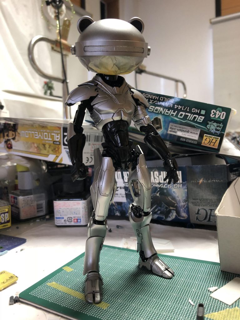 シルバーとブラック塗装完了。
想像以上の元ネタ感に笑う。