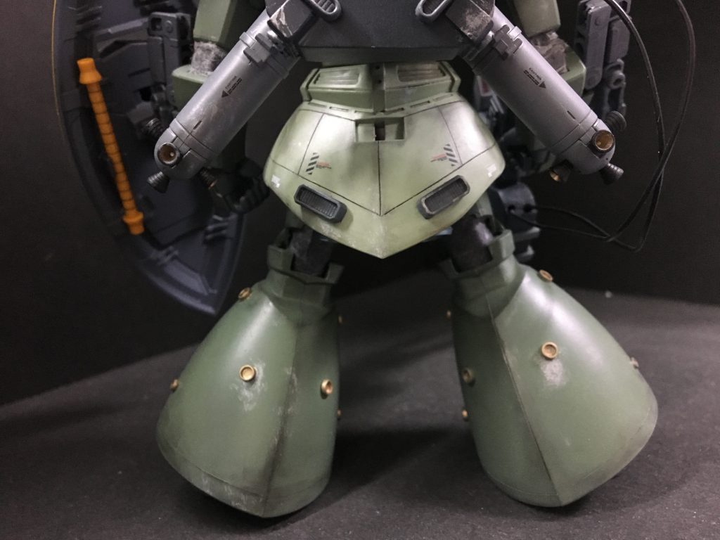 腰後部はここも切り出したプラ板とダクトパーツを貼り、スジボリをしてディテール追加。
脚部も丸モールドを貼って一応原作再現してあります😄