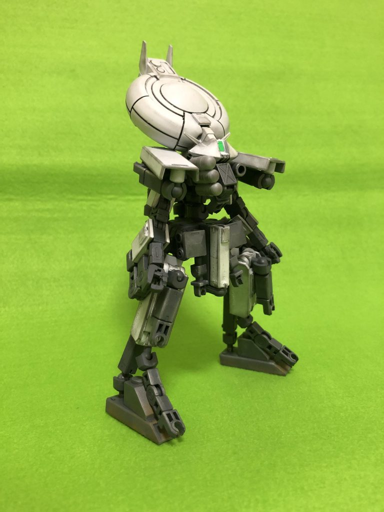 前面。メインカラーは白ですが、フレーム、サブアームがグレーなため、そちらの面積が大きいです。
マスク部分は鉄血MSオプションセット9のパーツを使っています。今回もタミヤさんのウェザリングマスターを使用。