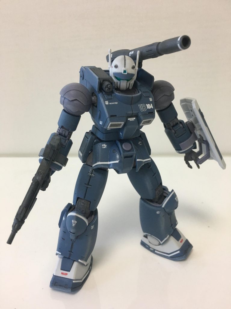 光沢クリアを吹く→デカール貼り→つや消しを吹く→軽くウェザリング の順で進めます。