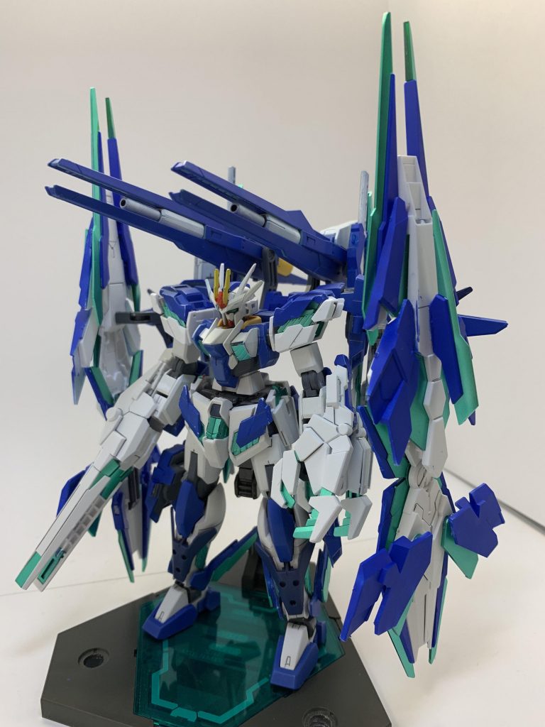 フルアーマー
換装式武装を全て装備した、最終決戦仕様である。フルアーマーの武装の時のみGNドライヴにシールドファンネルが搭載される。