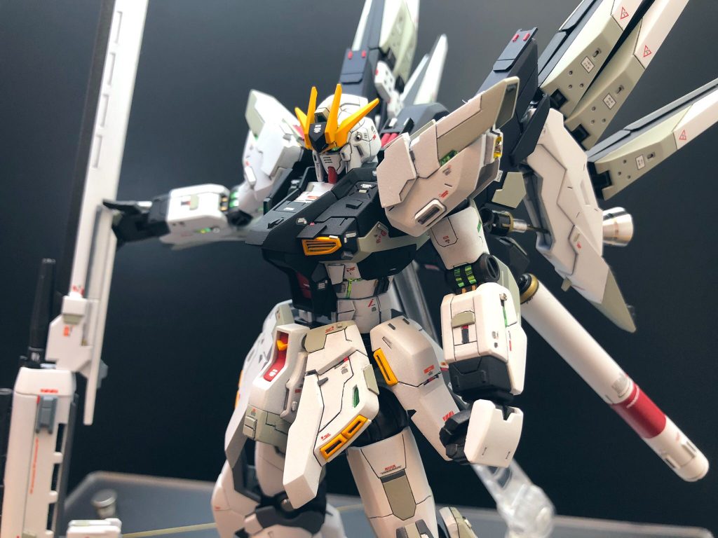 サイコフレーム露出はラピーテープで。
筋彫りの追加と切り欠けそうなところやパーツ分割できそうなところは露出部を作って見せるように工夫しています。