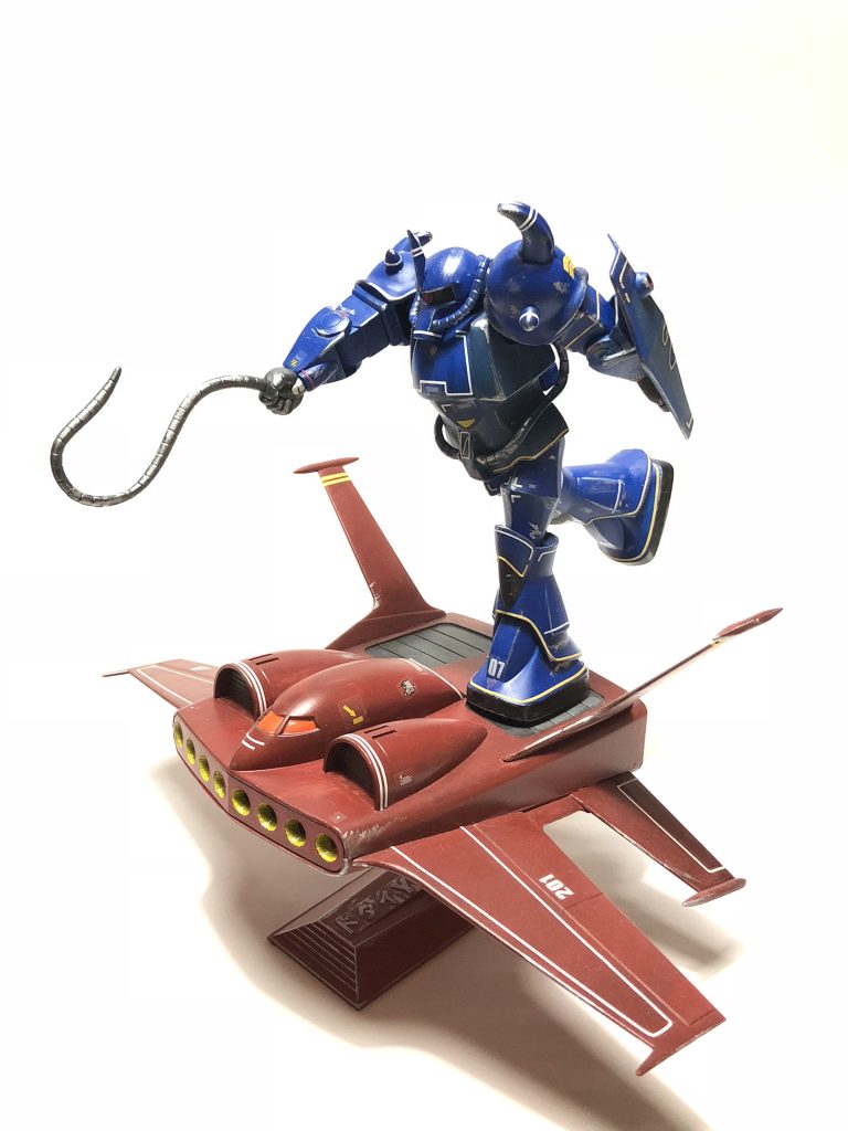 最後にパッケージ画。
1/144精密スケールモデルです。飾り台が付いており「背中に搭載出来るようになっています」。
背中!!!?
ドダイのデッキは背中だったんですね!
って事でグフ&ドダイYSでした☆