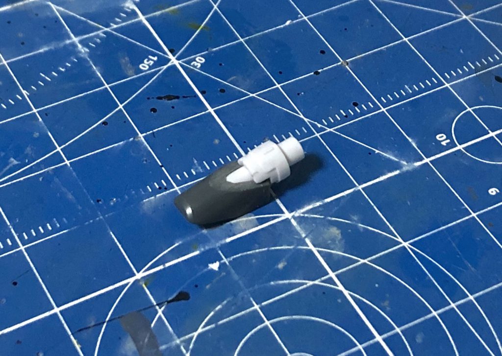 ジムスナイパーカスタムに付属していたボックスタイプビームサーベルの製作過程。
バックパックのサーベルラックを切断し、ビームサーベル本体が入るようにドリルで穴を大きくして差し込めるようにしました。サーベル本体は長いので、短くカットしてから挿入しました。