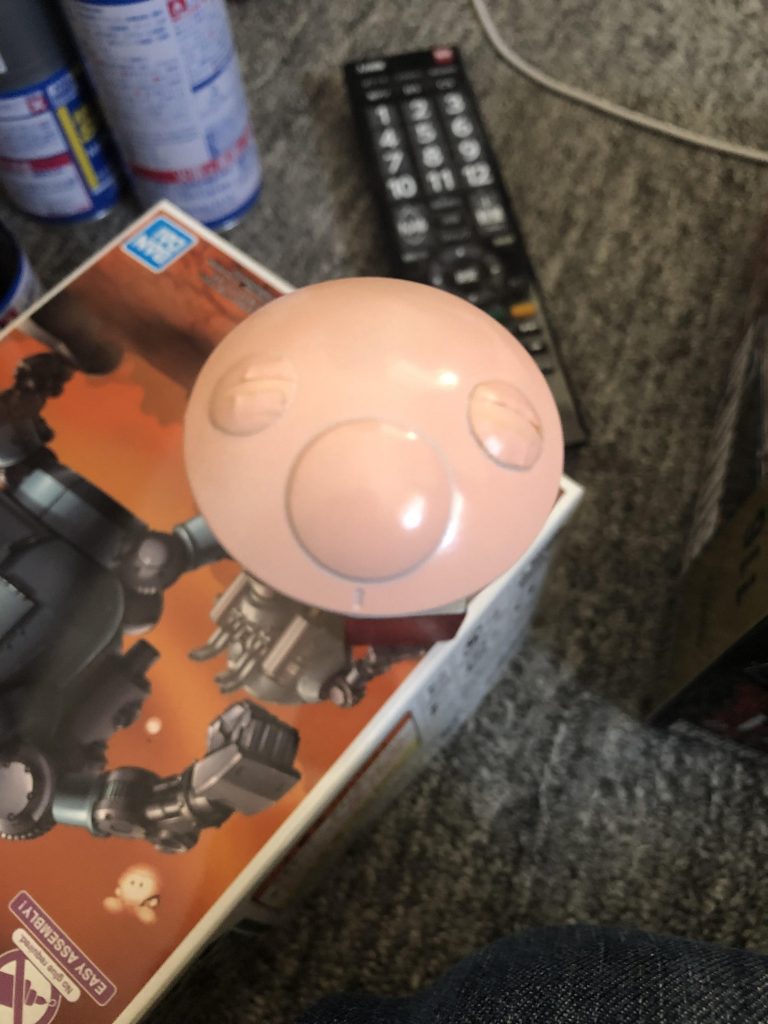 頭の出っ張りが顔に見えたのでそのまま利用。