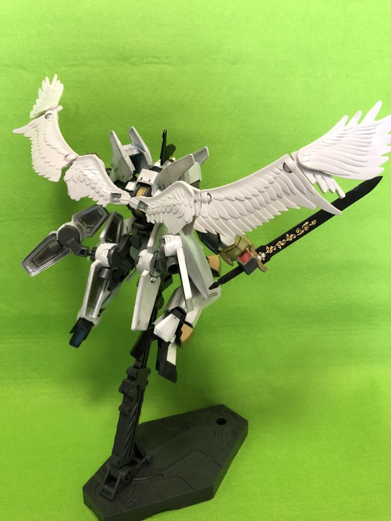 背面。外側のバインダーはボールジョイント接続に変更してあります。サイドスカートにもスラスターがあり、翼も備えるためかなりの機動力がありそうです。