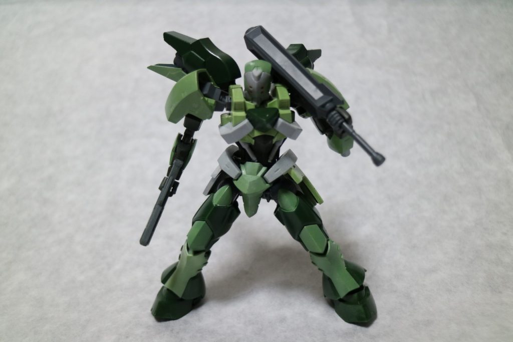 ライフルと鈍器を持った姿です。

羽がかっこいいですよね。