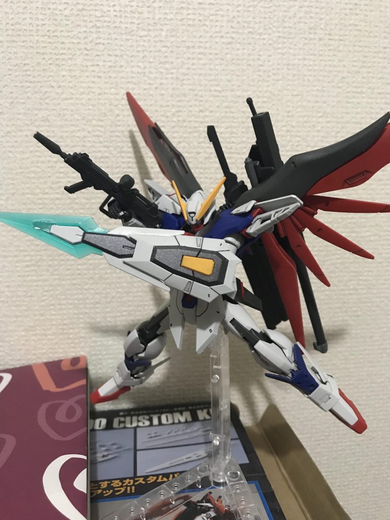 シールドは従来の物にAGE2マグナムの物を取り付けました。
デスティニーのシールドはスライドしますので、シールドバッシュした際に気持ち程度のパイルバンカーの様な撃ち込みギミックにしてみました。