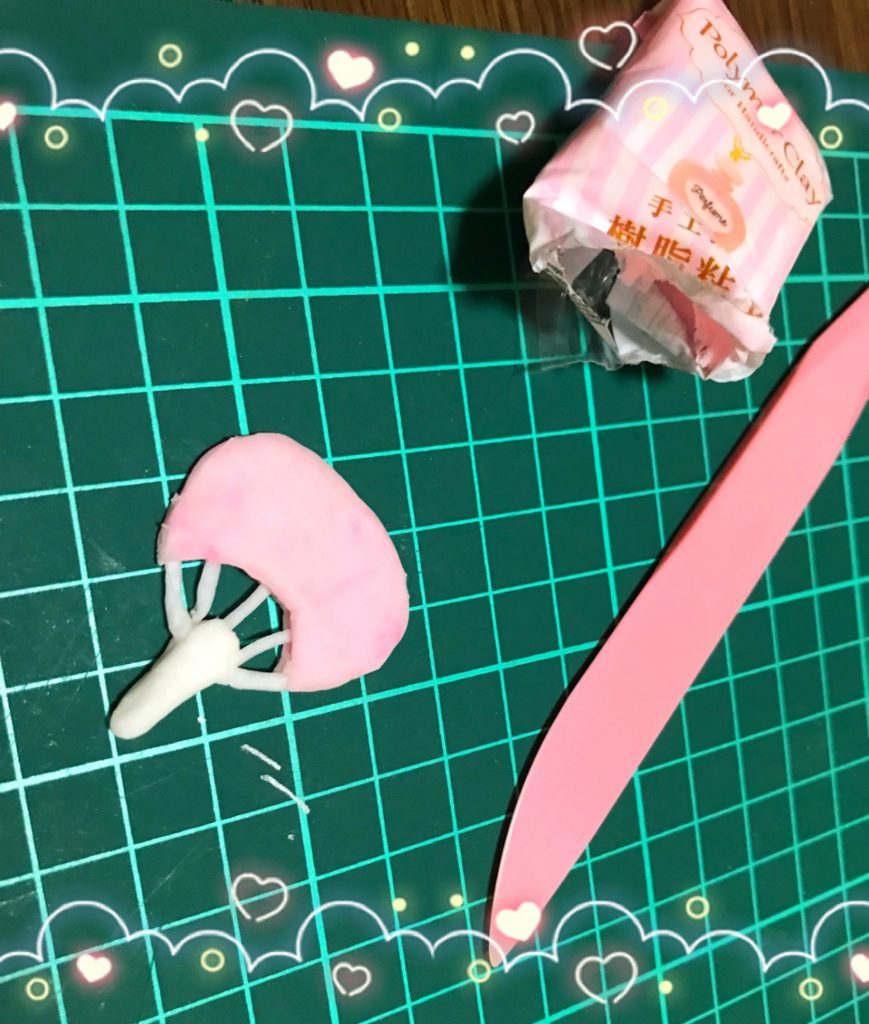 うちわは粘土で作ってます。