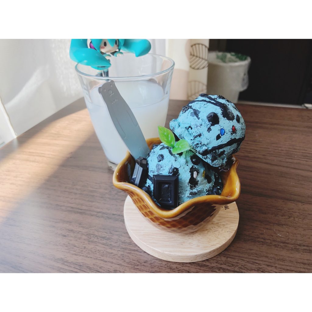 なんか色が近かったので初音ミクの置物と撮ってみました(*´∇｀*)w