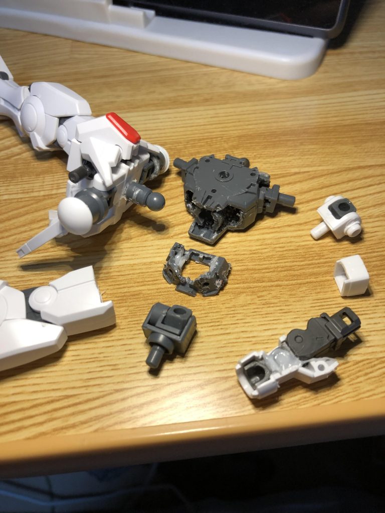 主な改造箇所は 1「肘関節とそれに合わせた肩の接続」 2「胴体の可動」 3「大きく開脚できる股関節」です。一応首もHGオリジンのザクⅡのもので可動域の拡大を狙いましたが、元の形の都合あまり変わらなかったです。