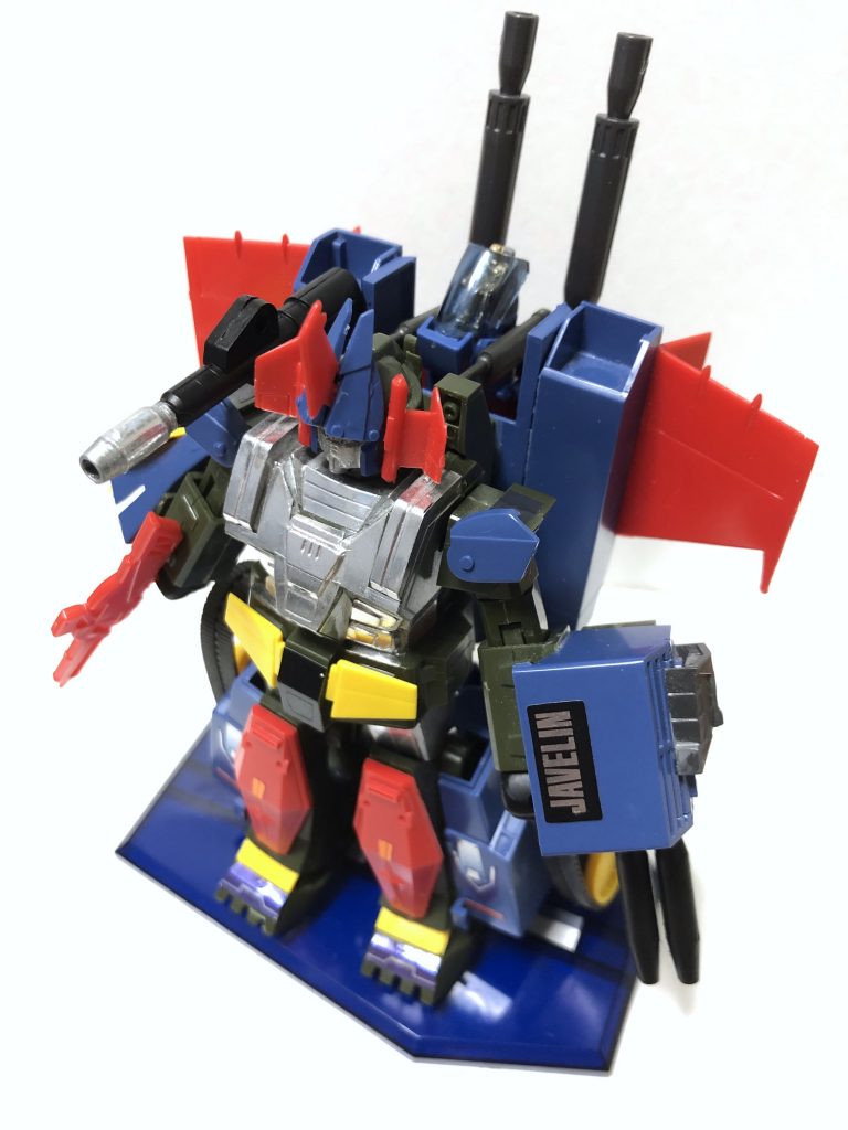 コクピットはかなり危険なところにあります（頭の後ろ、砲台のところ）