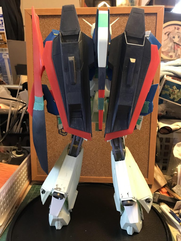 ウェーブライダーの取り付け位置を5ミリくらい上にずらしてます。
カカトの後ろのフィンはプラ板で作って上下に動かせます。