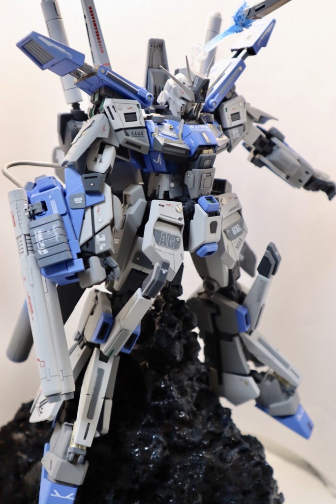 各部パーツを分割、スジボリをしました。
ミキシングに使ったのは Hi-ν、νガンダム、ストライク、フリーダムのパーツです。
ファンネルはHG νガンダムです