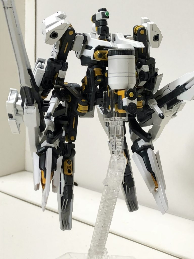 バックショット。

流石に自立しないうえに、スタンドを取り付ける
定位置が無いのが最大の難点か。