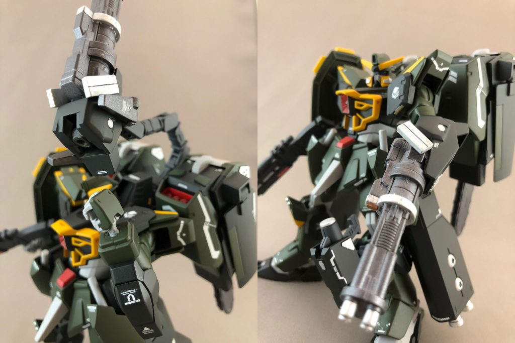 サブアームユニットがバックパックからウェポンユニットを取り出し、左腕に装着!
サブアームにはネオジム磁石を仕込んでウェポンユニットの保持を可能にしています。