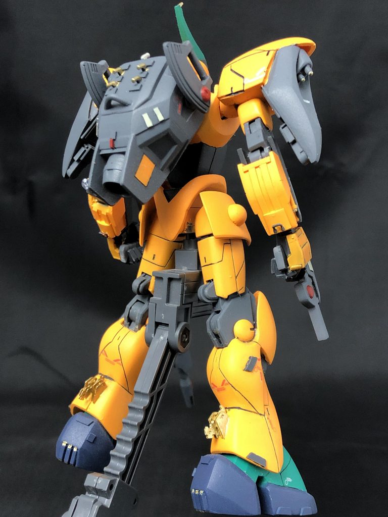 踵は削ってビルダーズパーツの握り手を埋め込み、ふくらはぎには金属パーツ。
バックパックにもバーニアやジャンクパーツ追加。