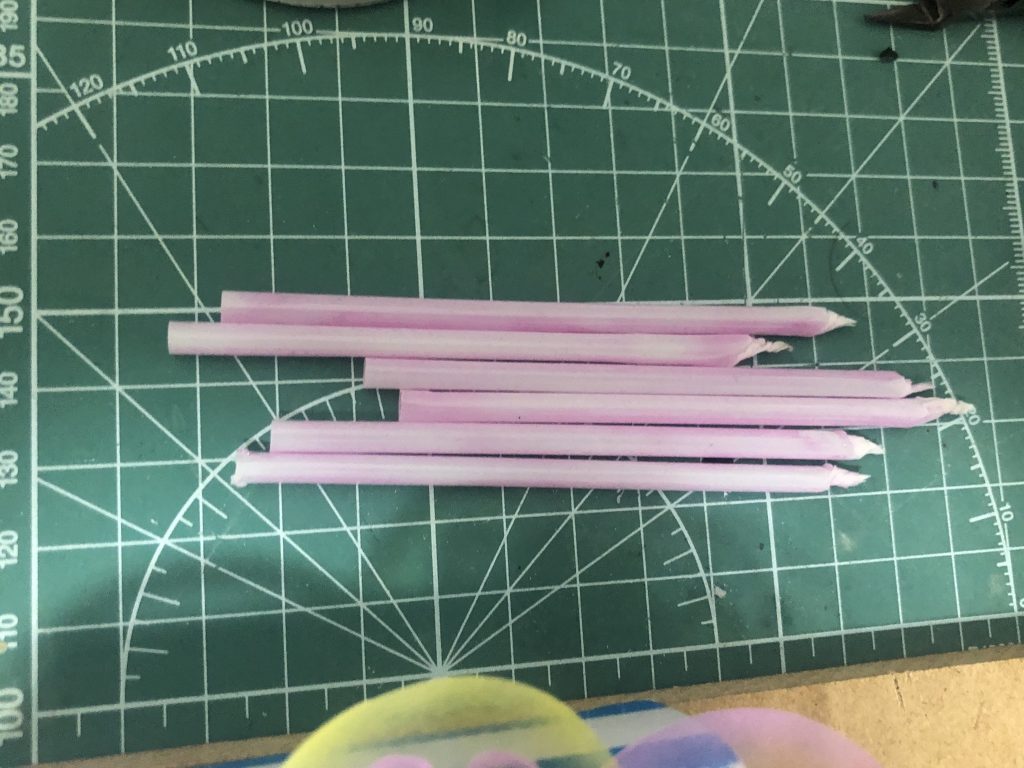 ビーム。
ストローです。先っぽライターでくしゅくしゅっとして指先に挿してます。