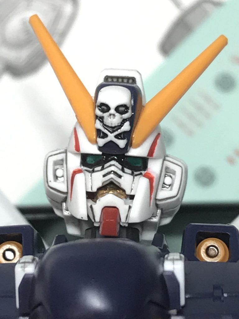 今回はモノアイとフェイスオープンした時に見える部分をガンダムマーカーで塗りました。めちゃくちゃ細かい作業でした…モノアイはシールを使った時よりも引き締まった感じがしてかっこいいです。