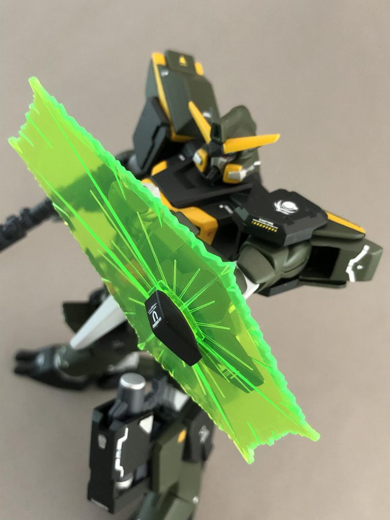 左腕にはビームシールド発振器を装備。