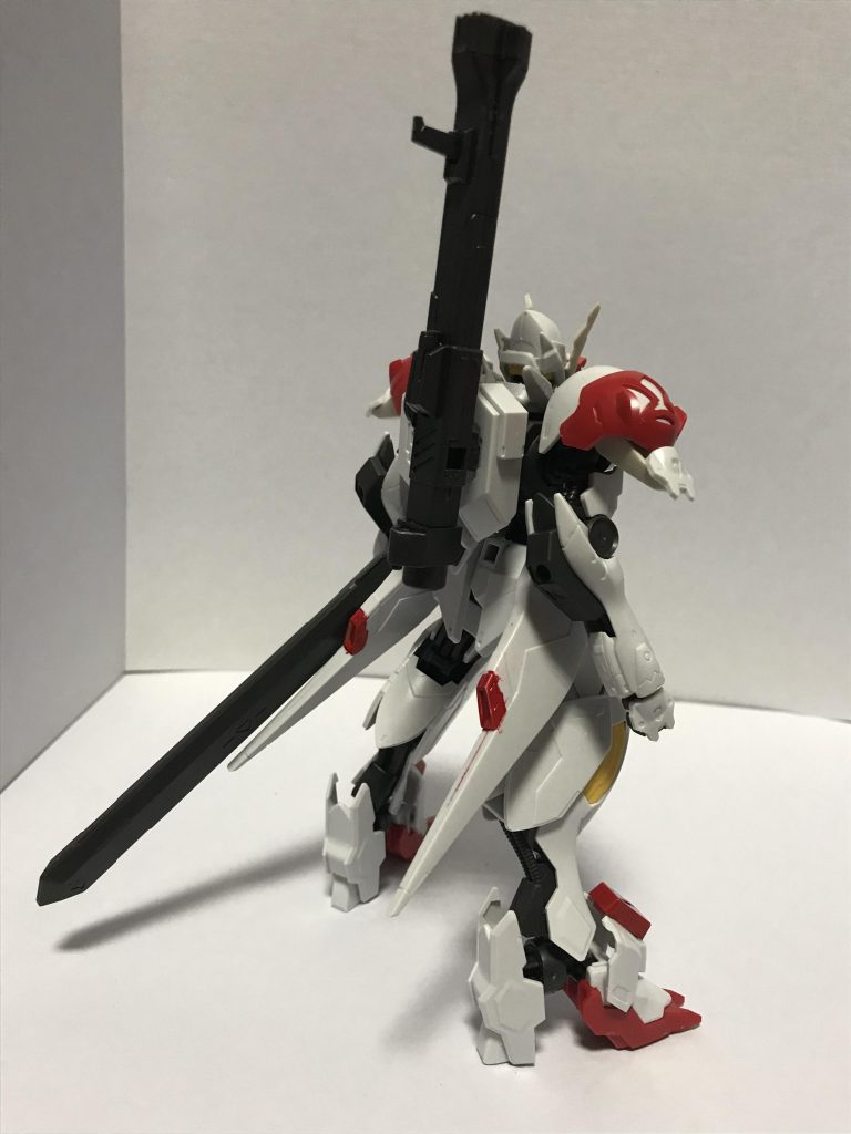 こいつが今回制作した、「ガンダムバルバトスルプスパウス」になります。ご覧の通りほとんど手を加えておりません。ちなみにパウスというのはドイツ語で「壊す」という意味で、素材となったバスター(こちらも破壊という意味)の名前を少しでも入れたくてこのような名前になりました。