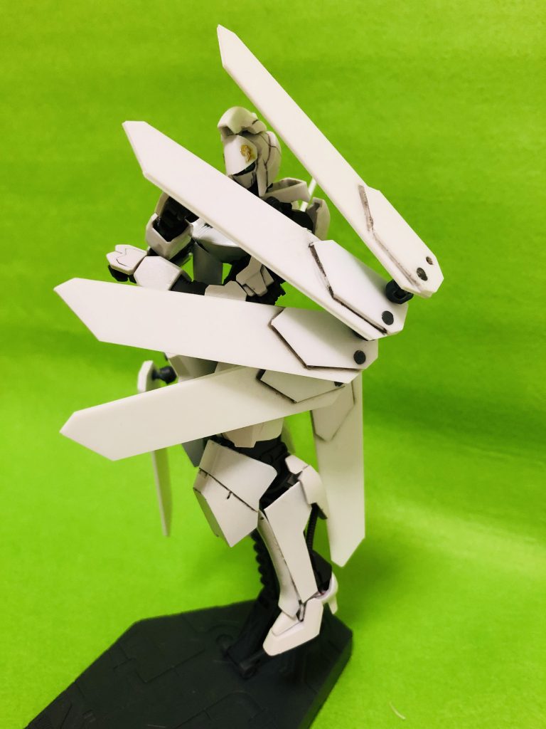 なので、とてもよく動きます。防御に使ったり攻撃に使ったり、地面に突き刺して機体を固定したりと、万能スカートです。
