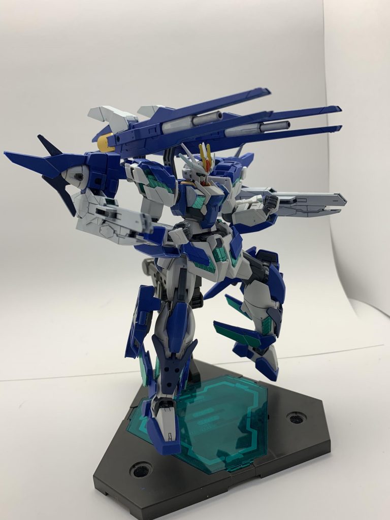 スペリオルバスター
背部に換装する武装
通常時の武装の、ツインバスターを約2倍程上回る、火力を有する。接近戦をしつつも砲撃を行ったり、接近戦で競り合っている相手に砲撃したり、長距離の砲撃など様々な使用方法がある。内部には冷却機が内蔵されており、トランザム時のフルバースト後のクールタイムの時間を短縮できる。