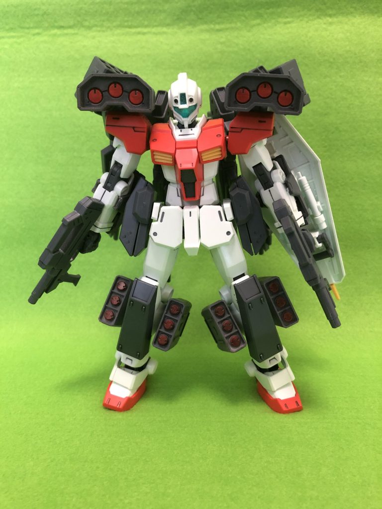 武器格納状態、正面から。
膝の追加装甲は、両面テープで貼り付けています。つまり力技です。