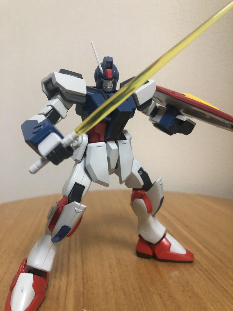 ビームサーベル抜刀。 HGの方はサイズが合わないので、コレクションを使ってます。本来なら基部でカットしたい所ですが、背中に差し込む為に最小限の長さにカットしてます。色は黄色なんですねー。