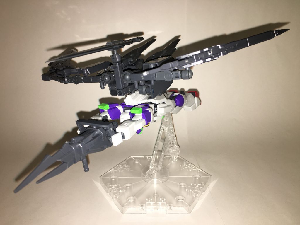 飛行形態、正面。各種のスラスターを後方に向けた形態で、その運動性能を生かした一撃離脱戦法を得意とする。