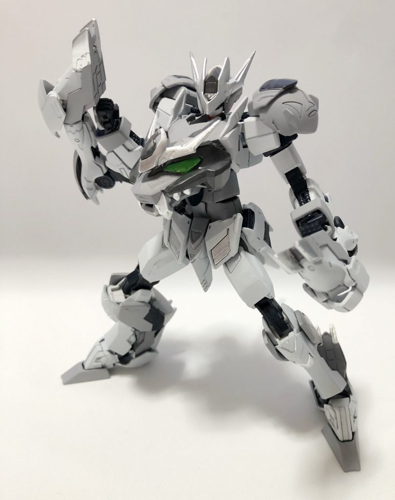 某ビーストウォーズのライ〇コンボイっぽく爪で格闘します。