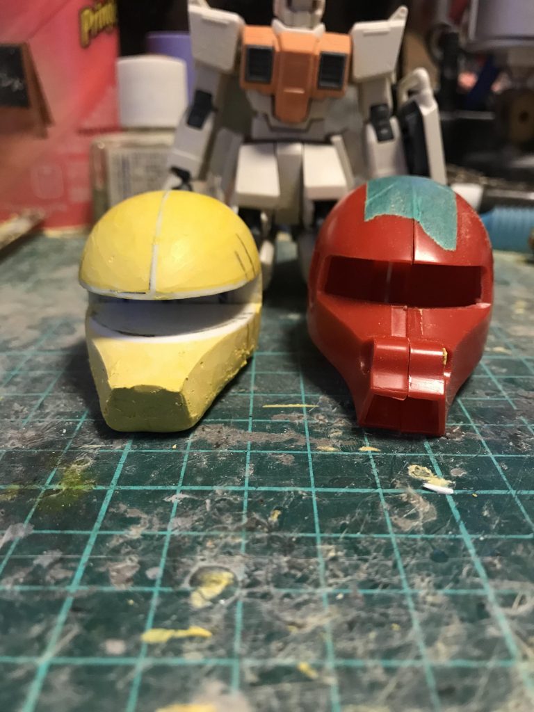 とりあえずジョニーザクの頭を見本にプラ板とポリパテで作りました。
中を空洞にするべくスタイロで荒型を作ってからその上にポリパテを盛りましてカナヤスリで成型しました。
最初からひとまわり小さくしてます。
ノギスや定規を使わず目検討で仕上げてます。