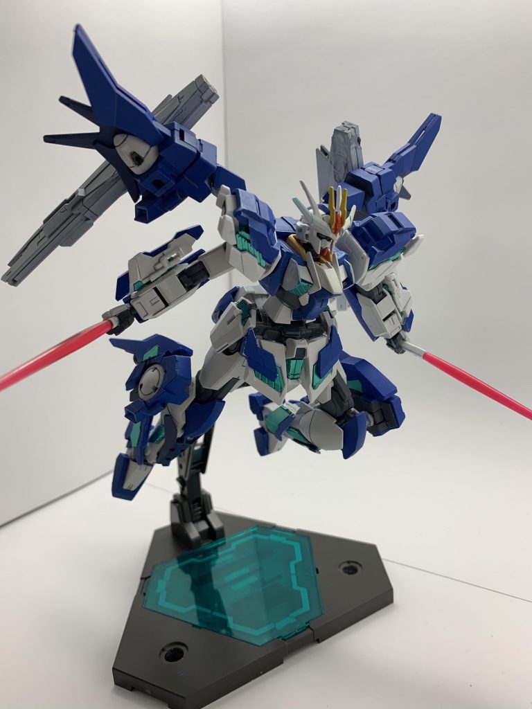 グリッドトランザム
本機独自のシステムで、実際のところはトランザムとNTDの同時使用である。
本来ならトランザムは使用時に機体は赤く発光するが、グリッドトランザムの場合未知の現象を引き起こす。トランザムの高濃度圧縮粒子とサイコフレームが反応しあい、機体はサイコフレーム同等、緑に光輝く。
この時機体のスペックは通常の約4倍ほどまで上昇する。通常のトランザムやNTDも使用可能である。